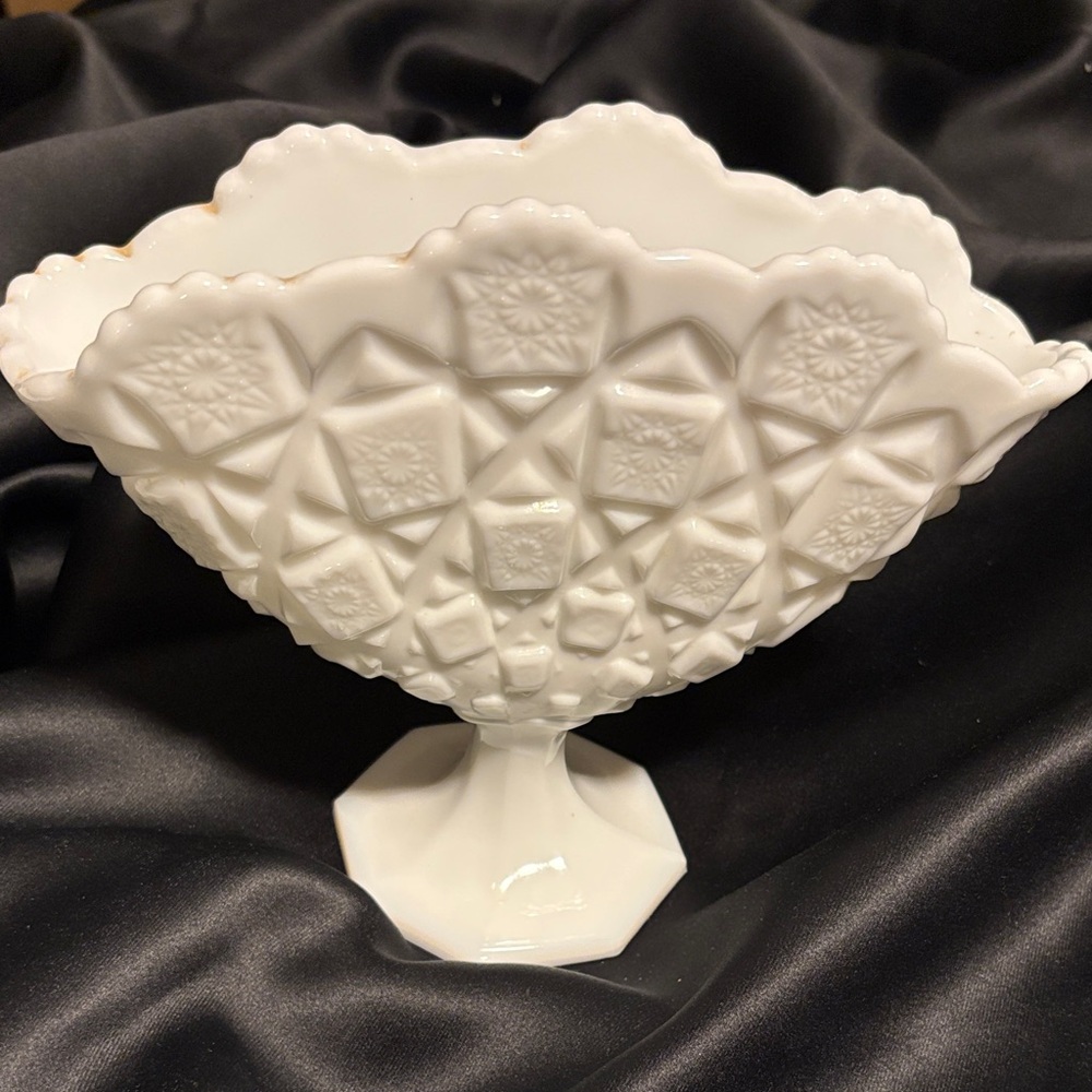 Westmoreland Vintage Old Quilt Milk Glass Fan Vase